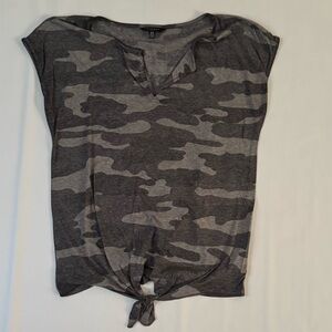 LUCKY BRAND Gray Tie Front Cap Sleeve T-Shirt Camouflage Size M EUC!